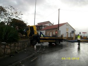 Accidente de tráfico con atrapados en el lugar de Portobravo, Ayuntamiento de Lousame