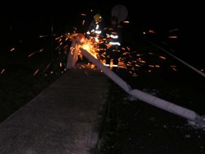 Retirada dun poste da luz por perigo de caída na parroquia de Vilabella, no Concello de As Pontes