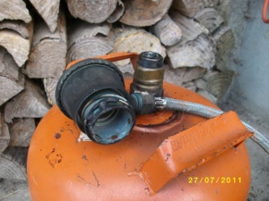 Escape de gas en una bombona de butano en la parroquia de Traba, en el término municipal de Coristanco