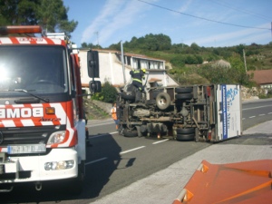Accidente de tráfico en la parroquia de Tiobre, en el Ayuntamiento de Betanzos