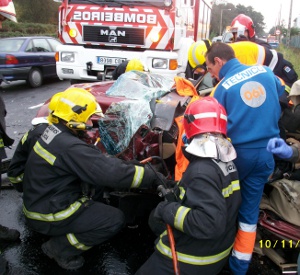 Intervención nun accidente de tráfico acontecido na parroquia de Oleiros, no concello de Ribeira