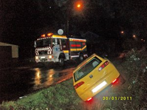 Accidente de tráfico con una persona atrapada en la parroquia de Sísamo, en el Ayuntamiento de Carballo