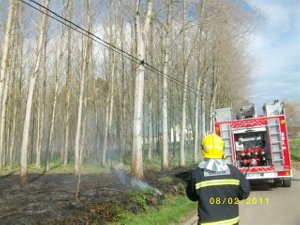 Extinguido un incendio en una finca en la parroquia de Erbecedo, en el término municipal de Coristanco