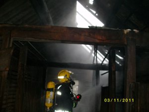 Extinguido un incendio nun alpendre na parroquia de Cances, no concello de Carballo