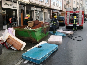 Extinguido un incendio en un contenedor de obra en la calle Fomento, en el término municipal de Carballo