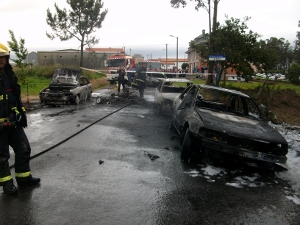 Extinguido un incendio en varios vehículos en la parroquia de Sofán, en el Ayuntamiento de Carballo