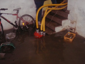 A choiva caída durante o día provoca varias inundacións en Santa Comba