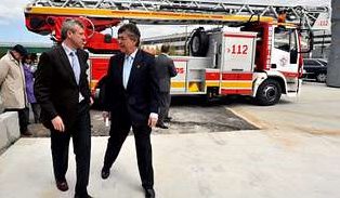 Rueda, a la izquierda, y Moreda, delante del nuevo camión de bomberos