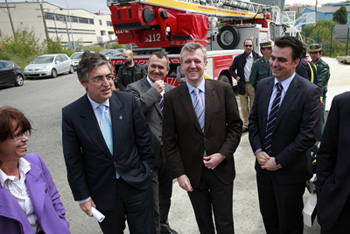 Rueda acudió acompañado por el presidente de la Deputación da Coruña, Salvador Fernández Moreda, a entregar un nuevo vehículo escalera al parque de Arteixo